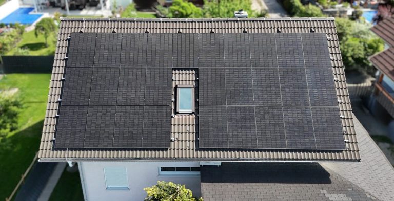 Dach mit PV Modulen